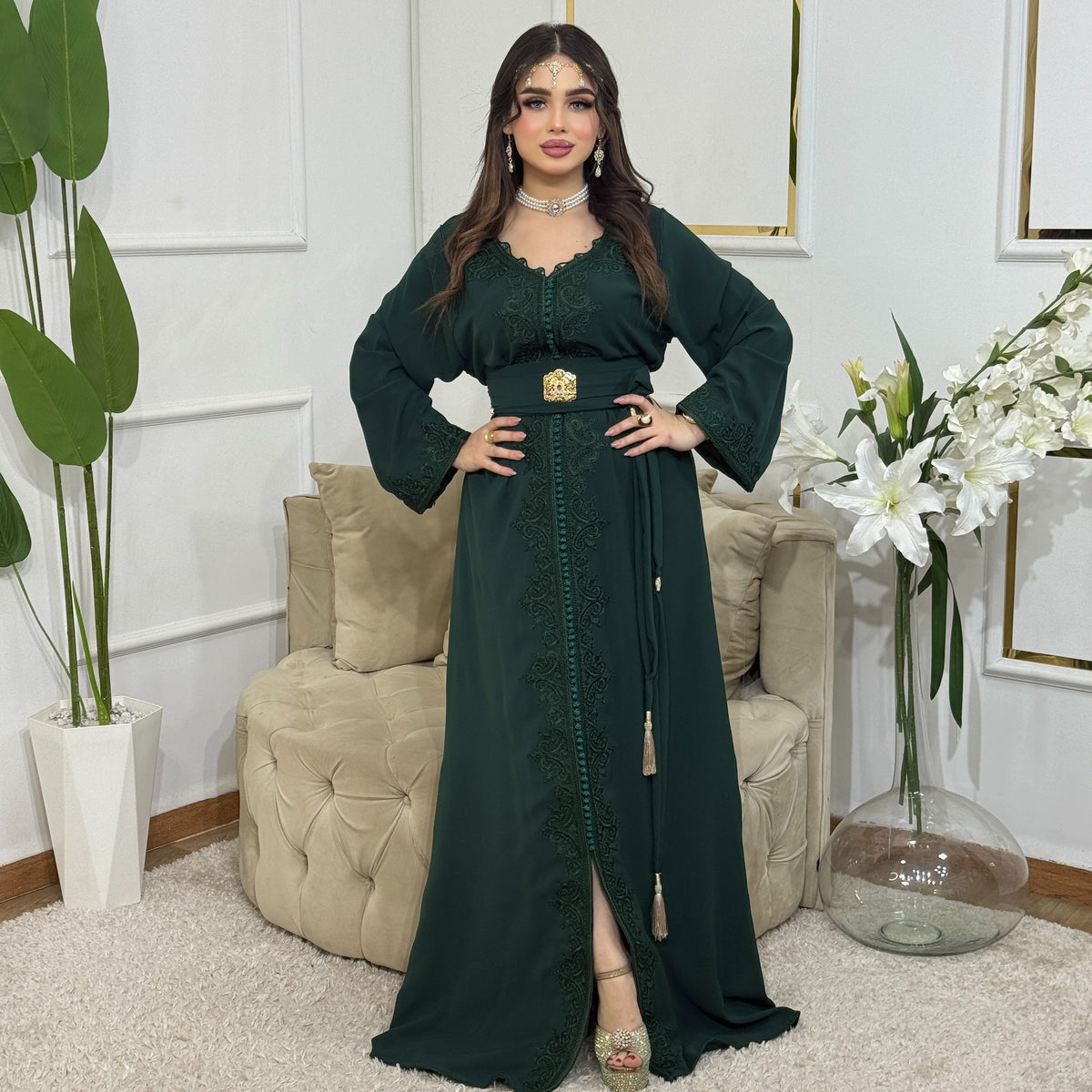 Caftan Assala vert en crêpe en entier, coupe longue brodée jusqu'en bas – CyLy