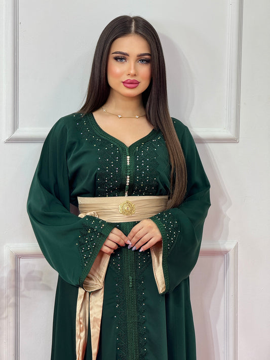 Caftan Hana en Crêpe Vert – Broderie Fetla & Ceinture Dorée (Tailles M à XL)
