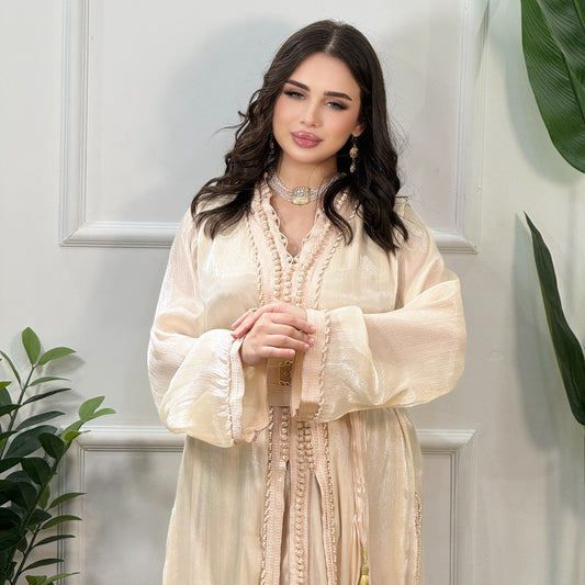 Caftan Amira Nude – Élégance intemporelle et détails raffinés