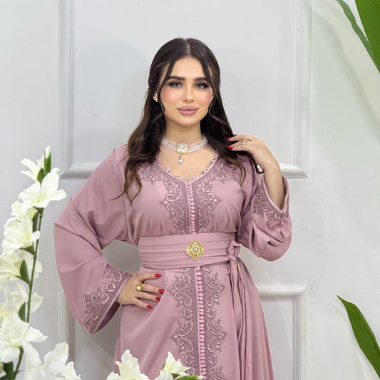 Caftan Assala en Crêpe – Élégance Brodée & Raffinement Intemporel