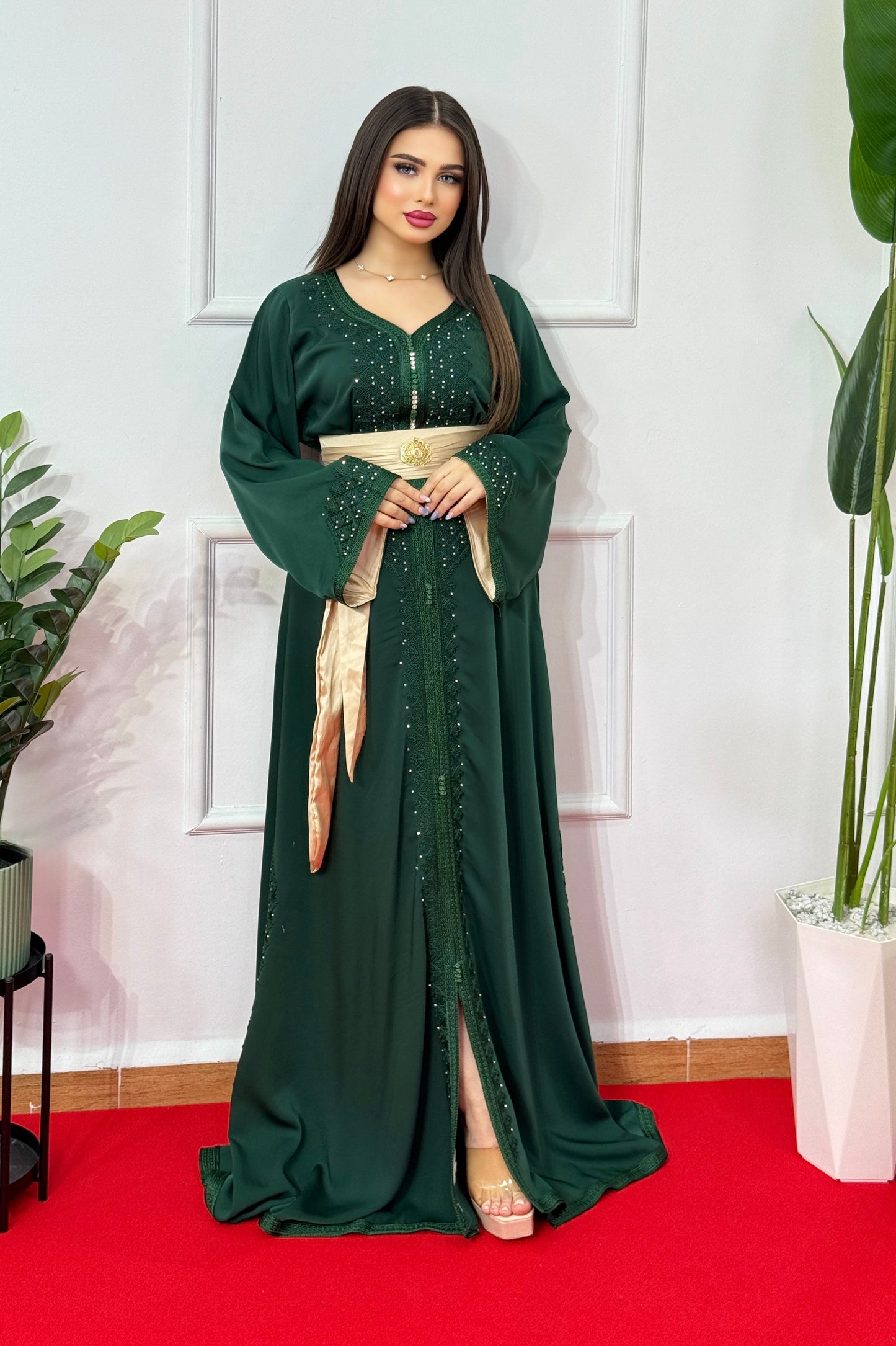 Caftan Hana en Crêpe Vert – Broderie Fetla & Ceinture Dorée (Tailles M à XL)