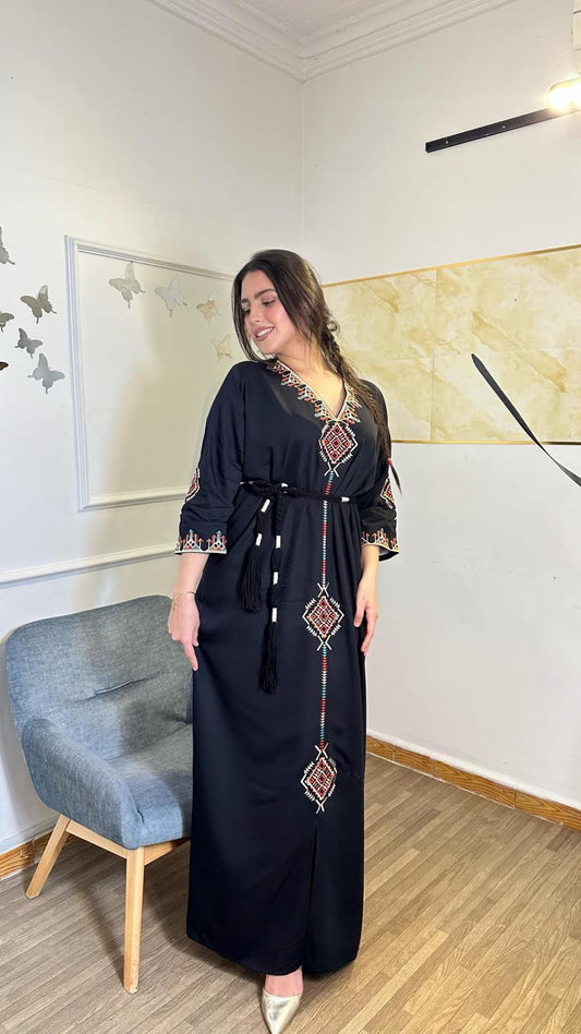 فستان بربري أسود - تطريز تقليدي وحزام من الصوف