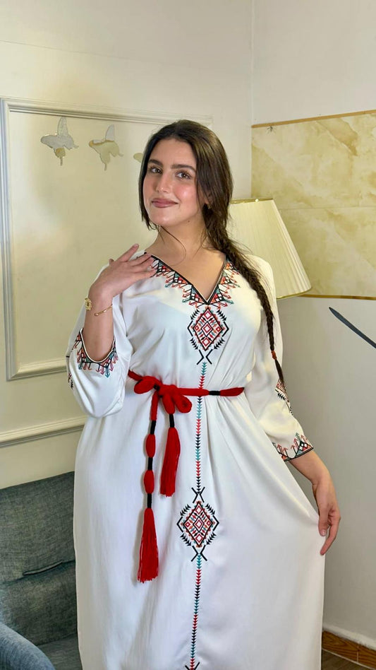 Robe Berbère traditionnelle-Broderies artisanales et ceinture rouge