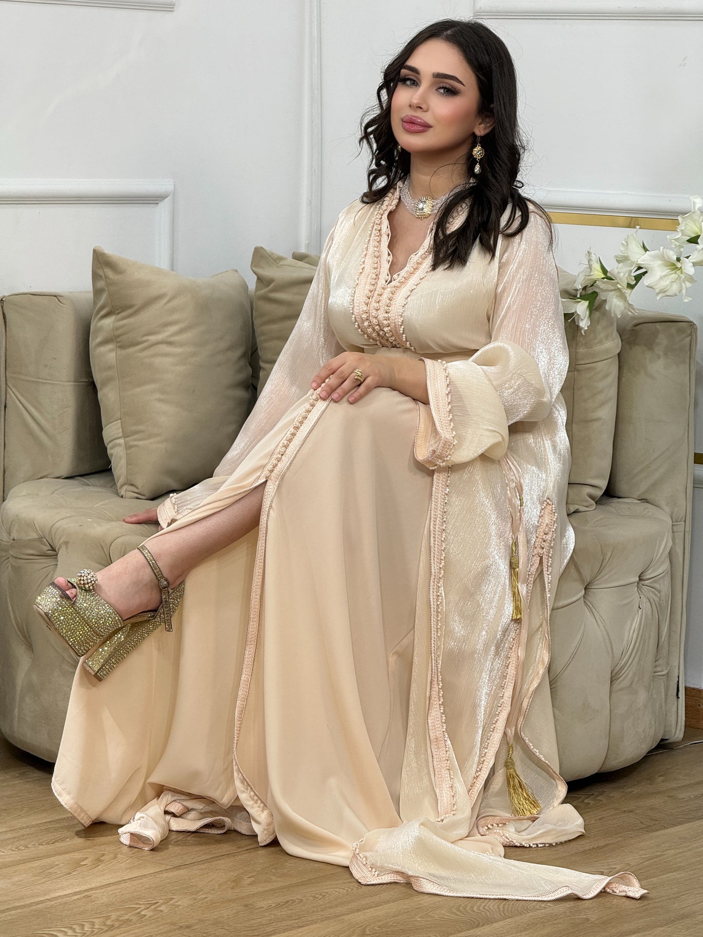 Caftan Amira Nude – Élégance intemporelle et détails raffinés