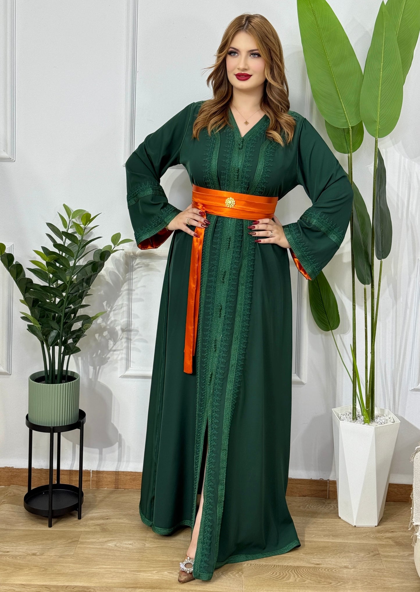 Caftan Bella Vert Émeraude – Élégance intemporelle et contraste royal