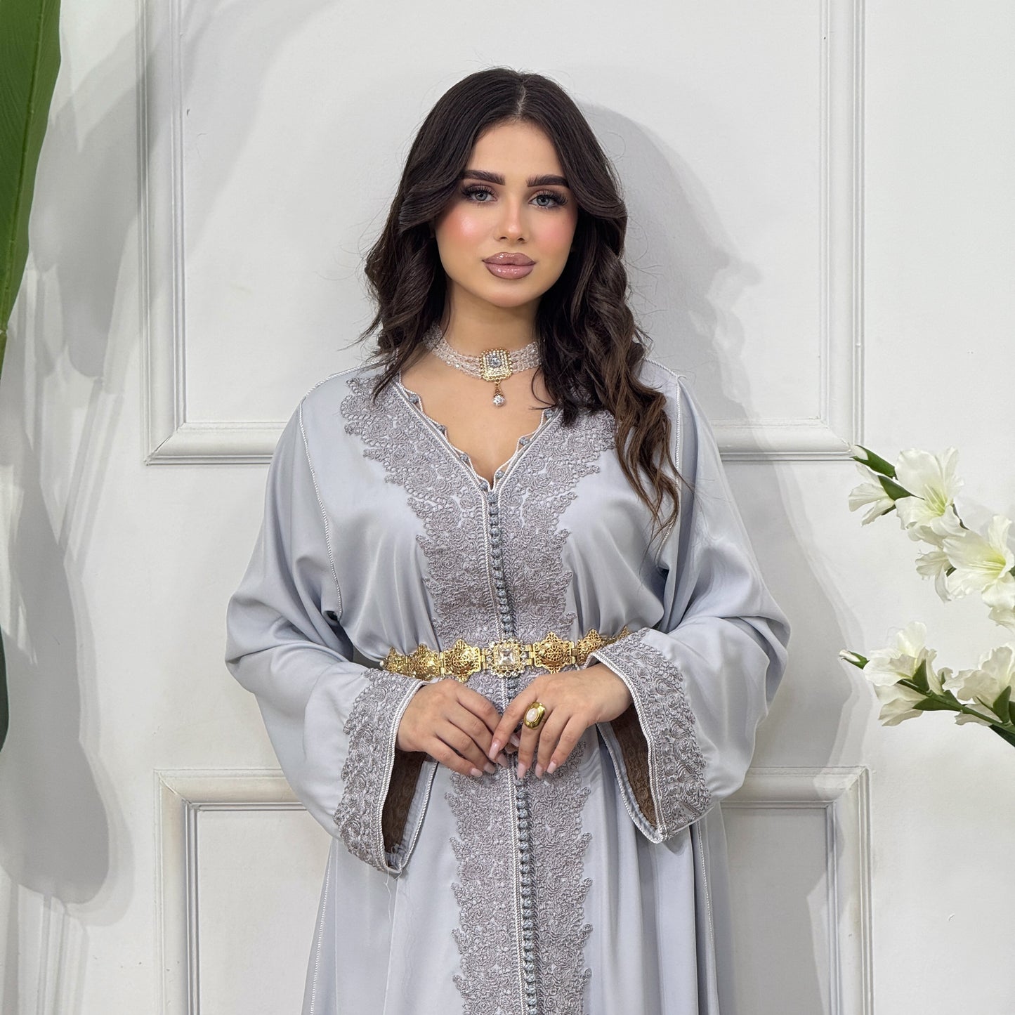 Caftan en Crêpe de Soie – Broderie Ton sur Ton & Ceinture Incluse