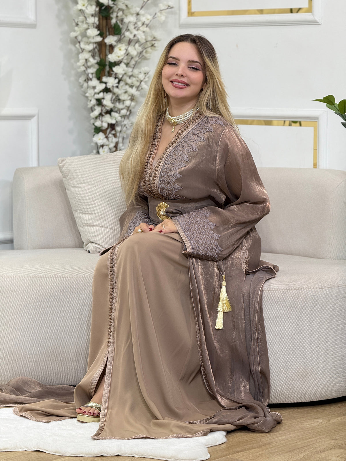 Caftan Farah taupe porté assis, longue traîne en organza brodé