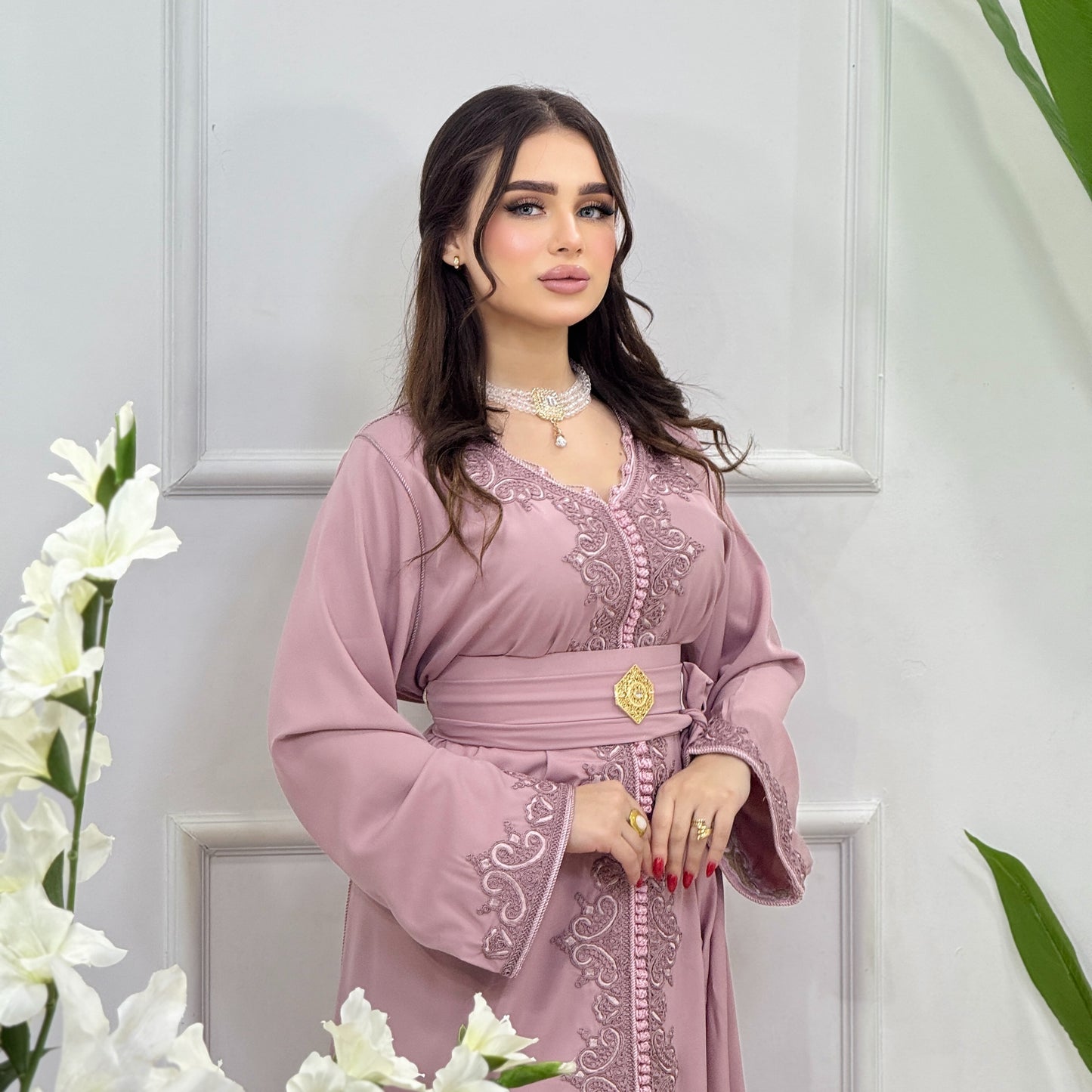 Caftan Assala en Crêpe – Élégance Brodée & Raffinement Intemporel