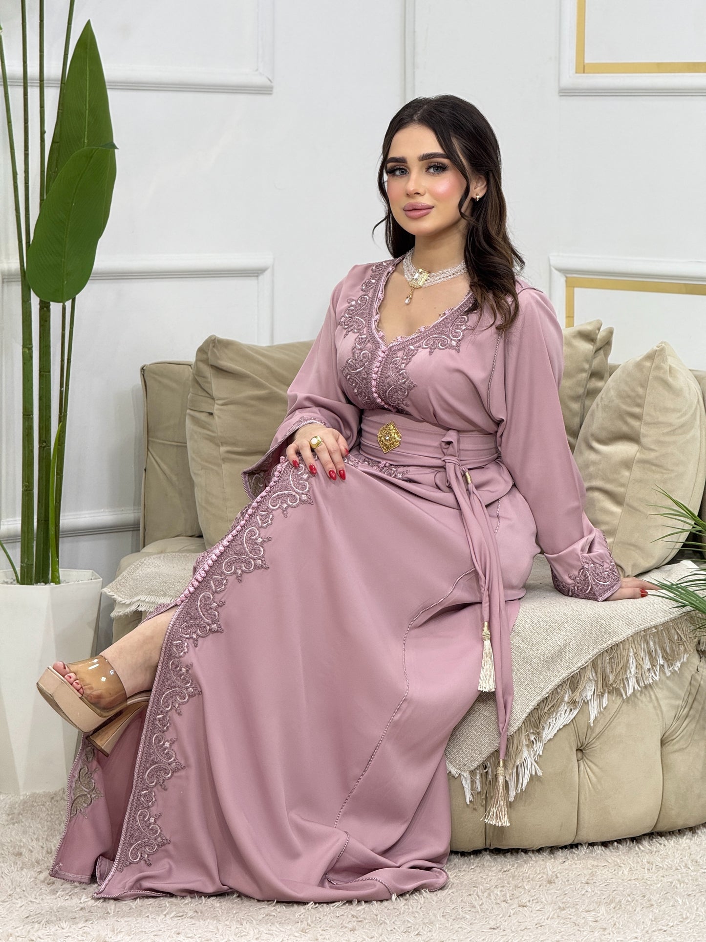 Caftan Assala en Crêpe – Élégance Brodée & Raffinement Intemporel