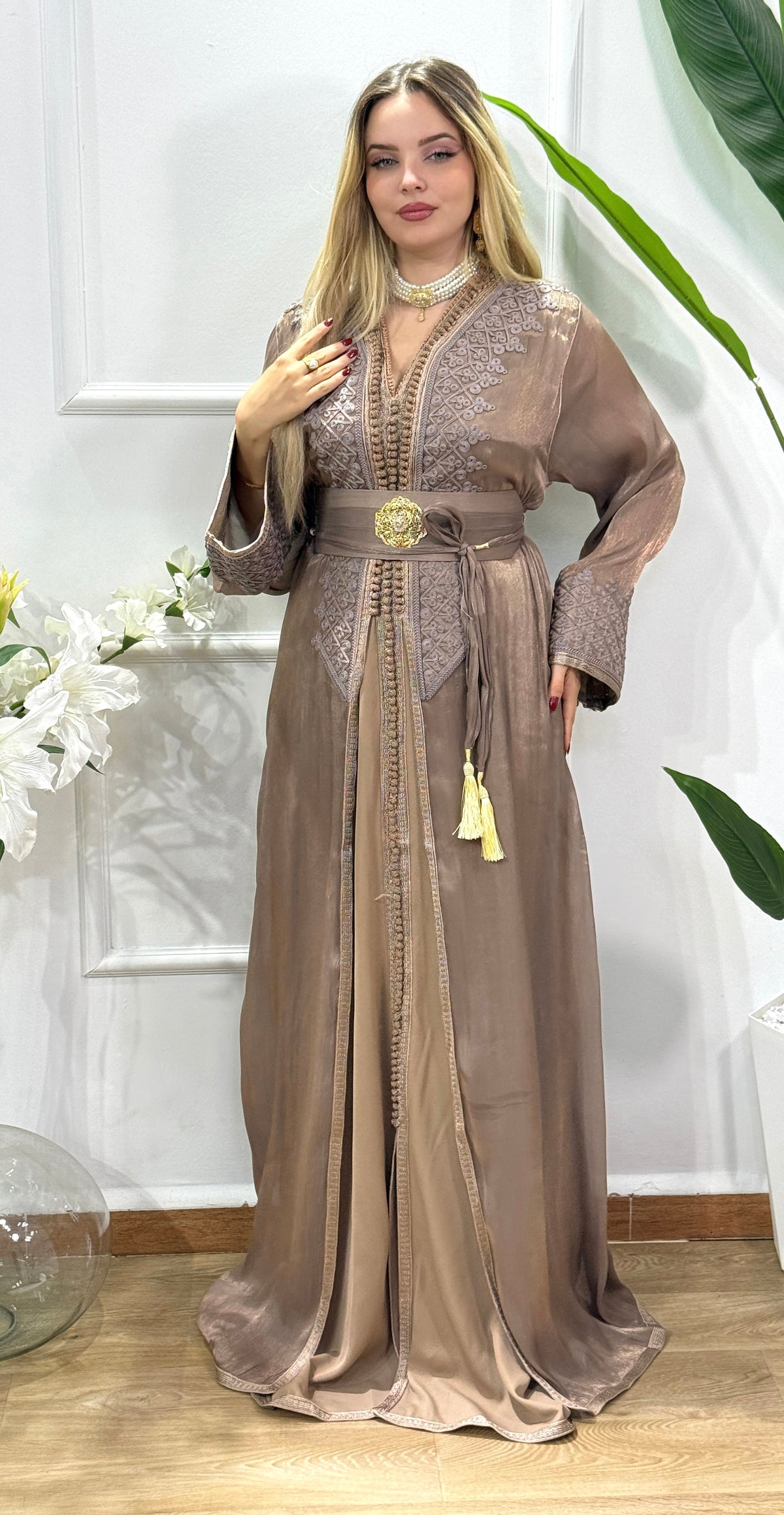 Caftan Farah taupe en entier, coupe longue et ceinture assortie