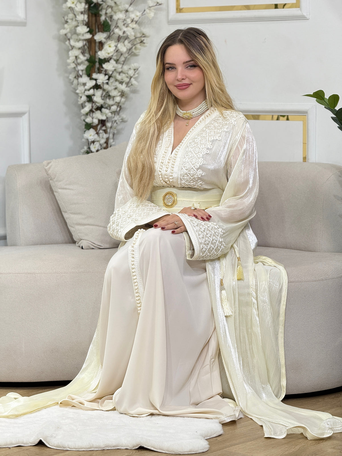 Caftan Farah blanc cassé porté assis, longue traîne en organza brodé