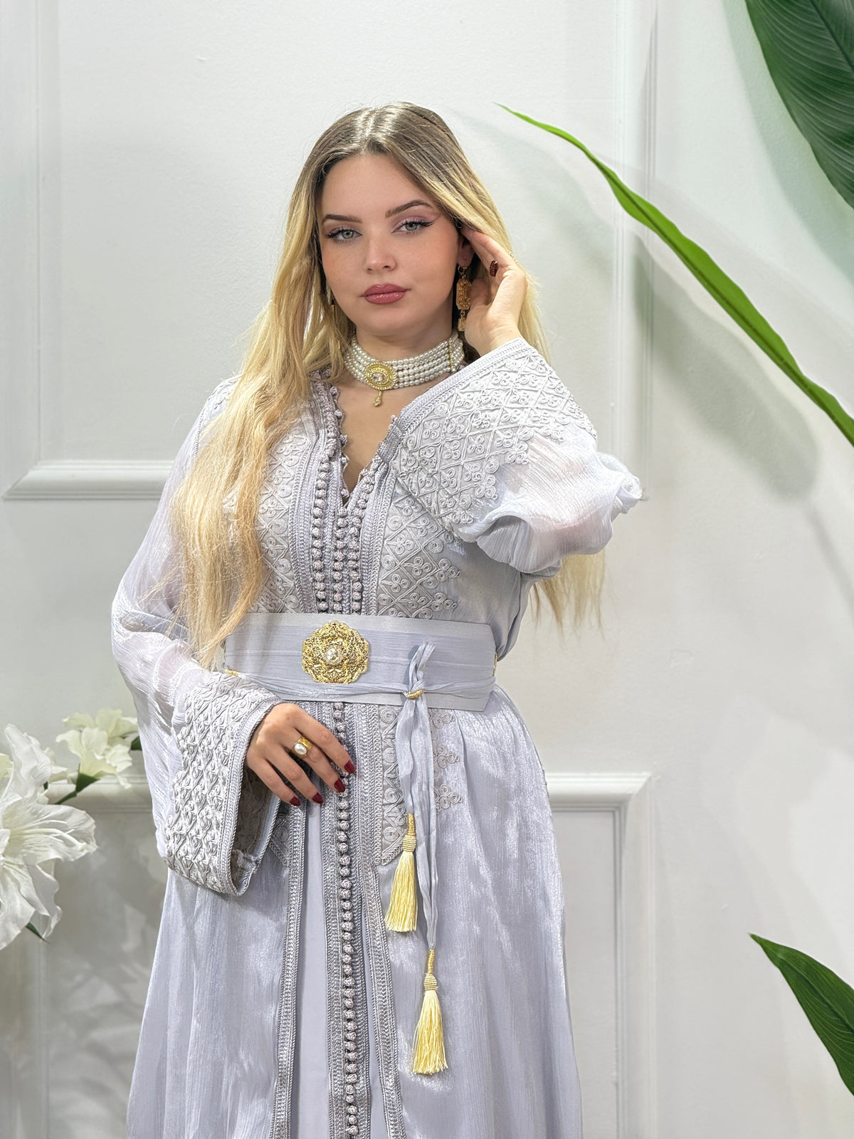 Caftan Farah gris en organza brodé, ceinture dorée à pompons – vue de face