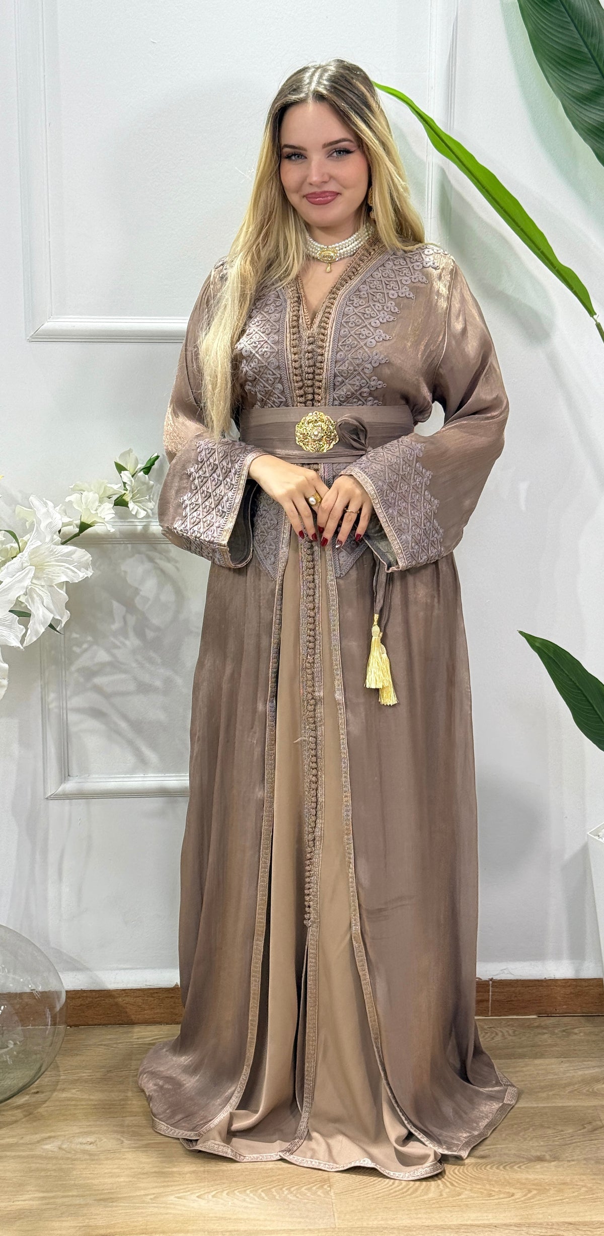 Caftan Farah taupe en organza brodé, vue en pied avec ceinture à pompons – CyLy