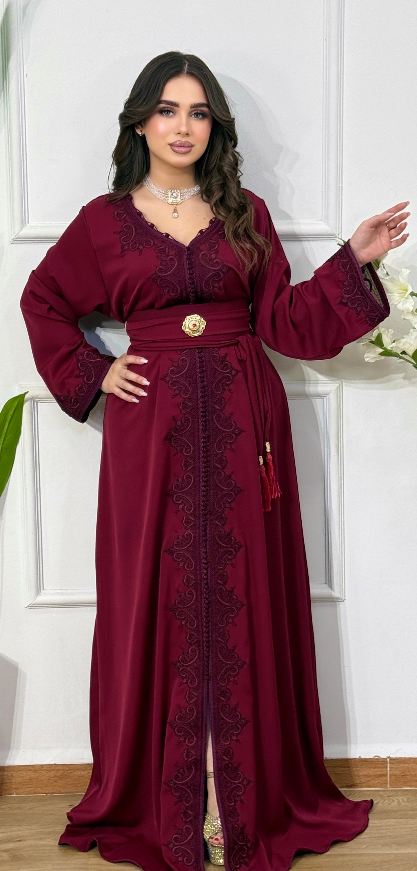 Caftan en Crêpe de Soie – Broderie Ton sur Ton & Ceinture Incluse