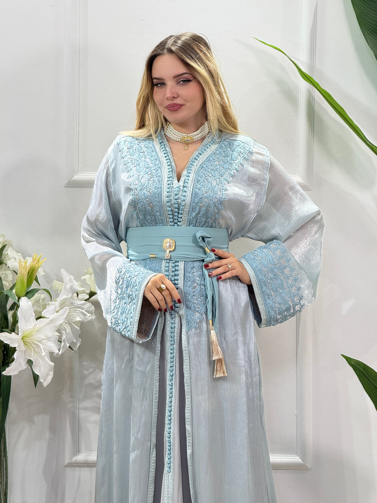 Caftan Farah bleu ciel : broderie du buste et manches évasées en organza