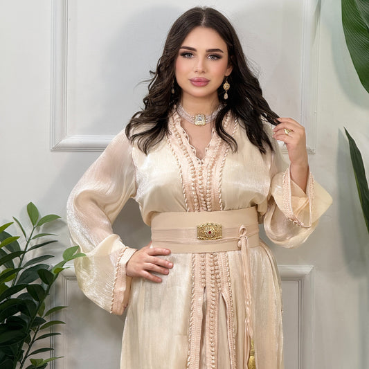 Caftan Amira Nude – Élégance intemporelle et détails raffinés
