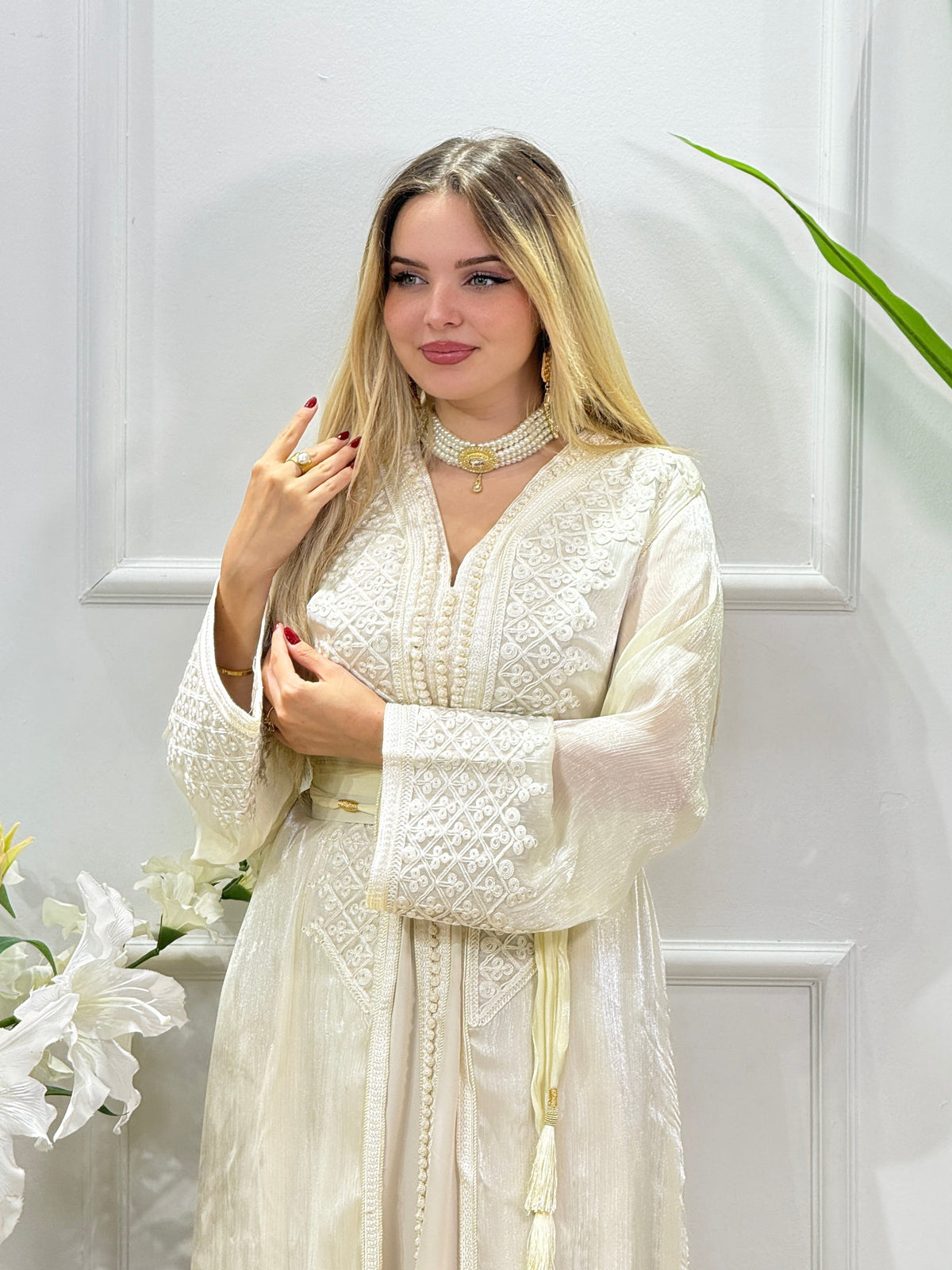 Caftan Farah blanc cassé : broderie du buste et manches évasées en organza