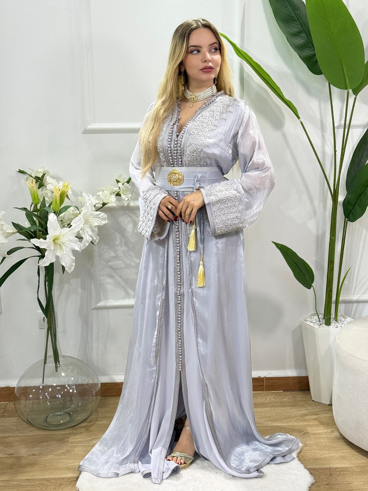 Caftan Farah gris en entier, coupe longue et ceinture assortie – CyLy