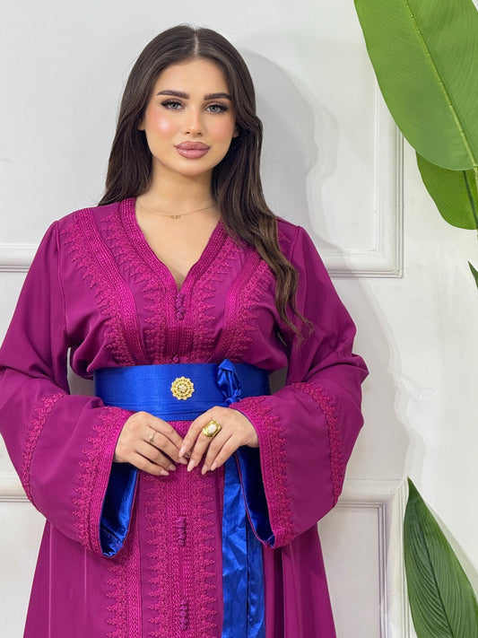 Caftan Bella Rose – Élégance et féminité en crêpe plazma