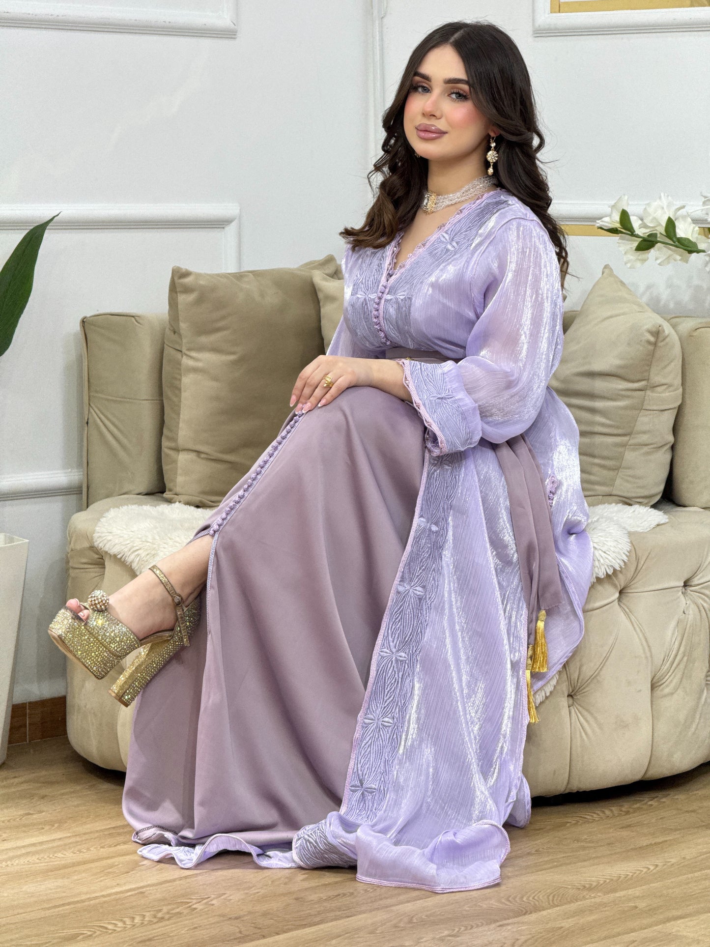Caftan Manssouriya Organza Brodé – Satin & Cristaux