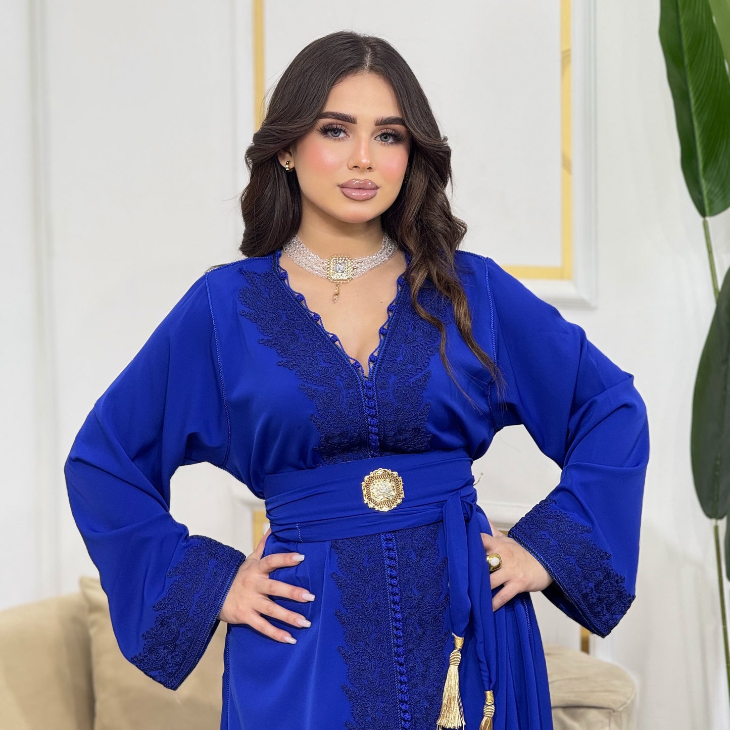 Caftan en Crêpe de Soie – Broderie Ton sur Ton & Ceinture Incluse