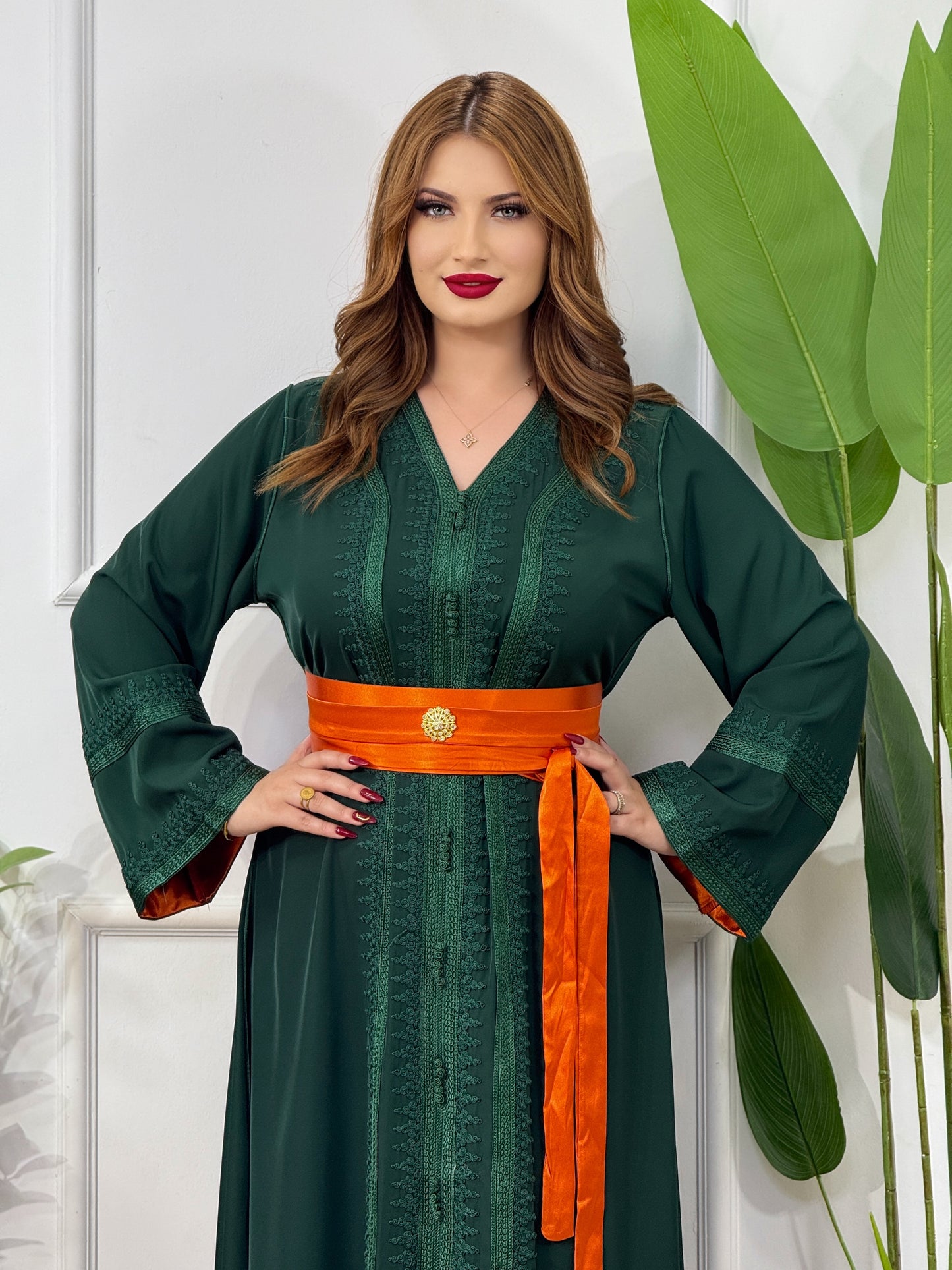 Caftan Bella Vert Émeraude – Élégance intemporelle et contraste royal