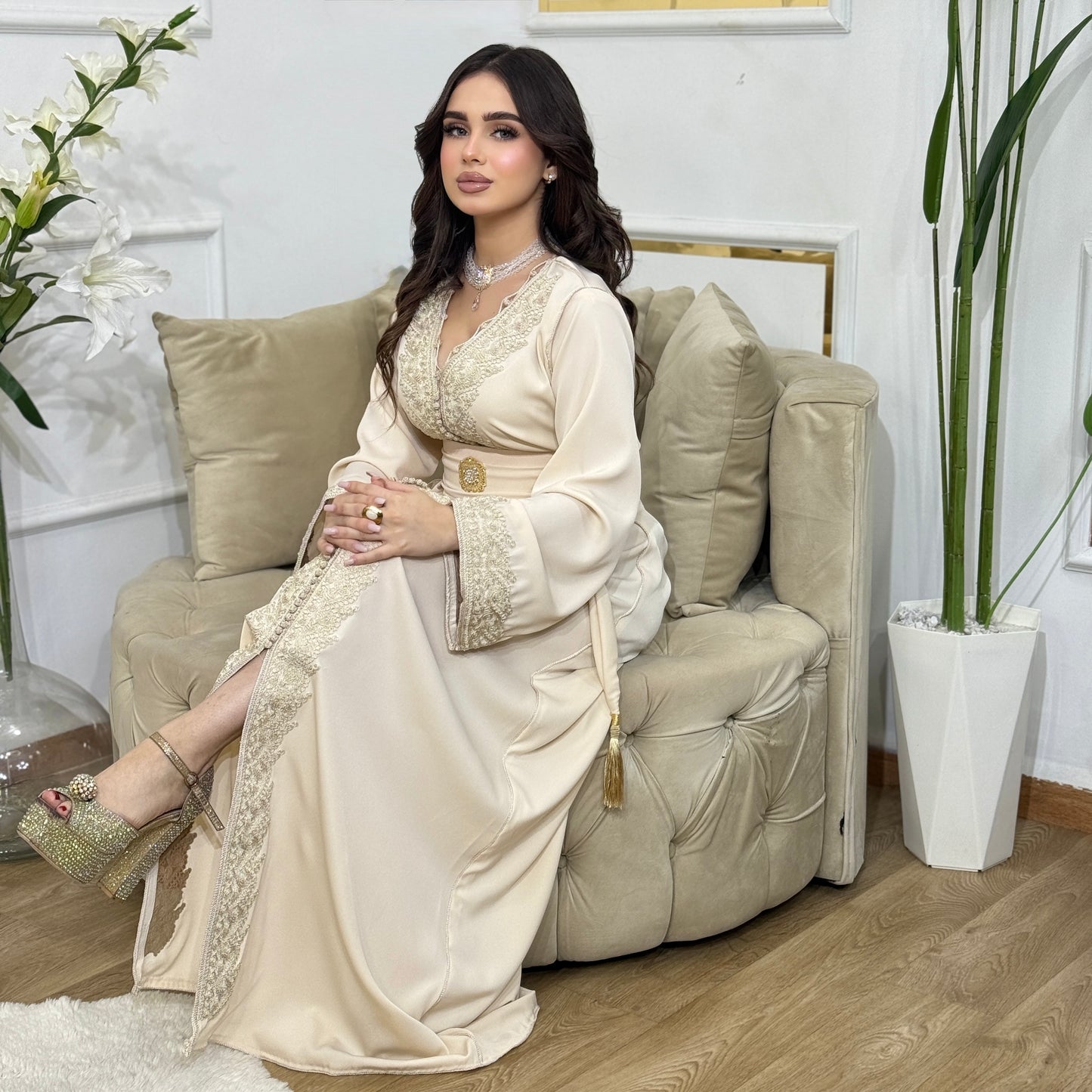 Caftan en Crêpe de Soie – Broderie Ton sur Ton & Ceinture Incluse