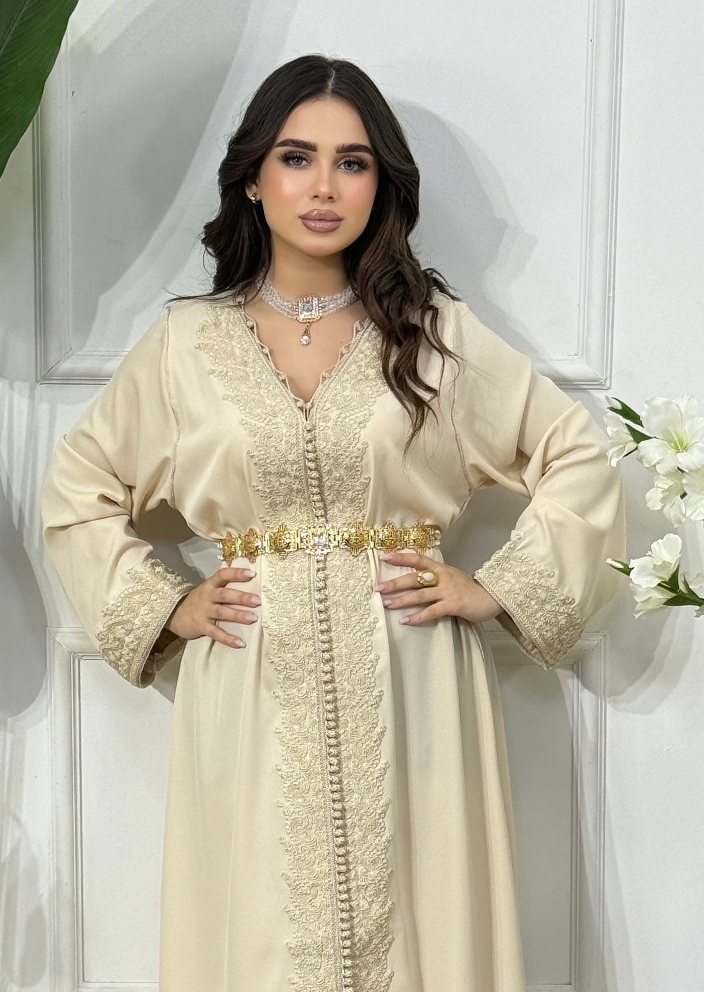 Caftan en Crêpe de Soie – Broderie Ton sur Ton & Ceinture Incluse