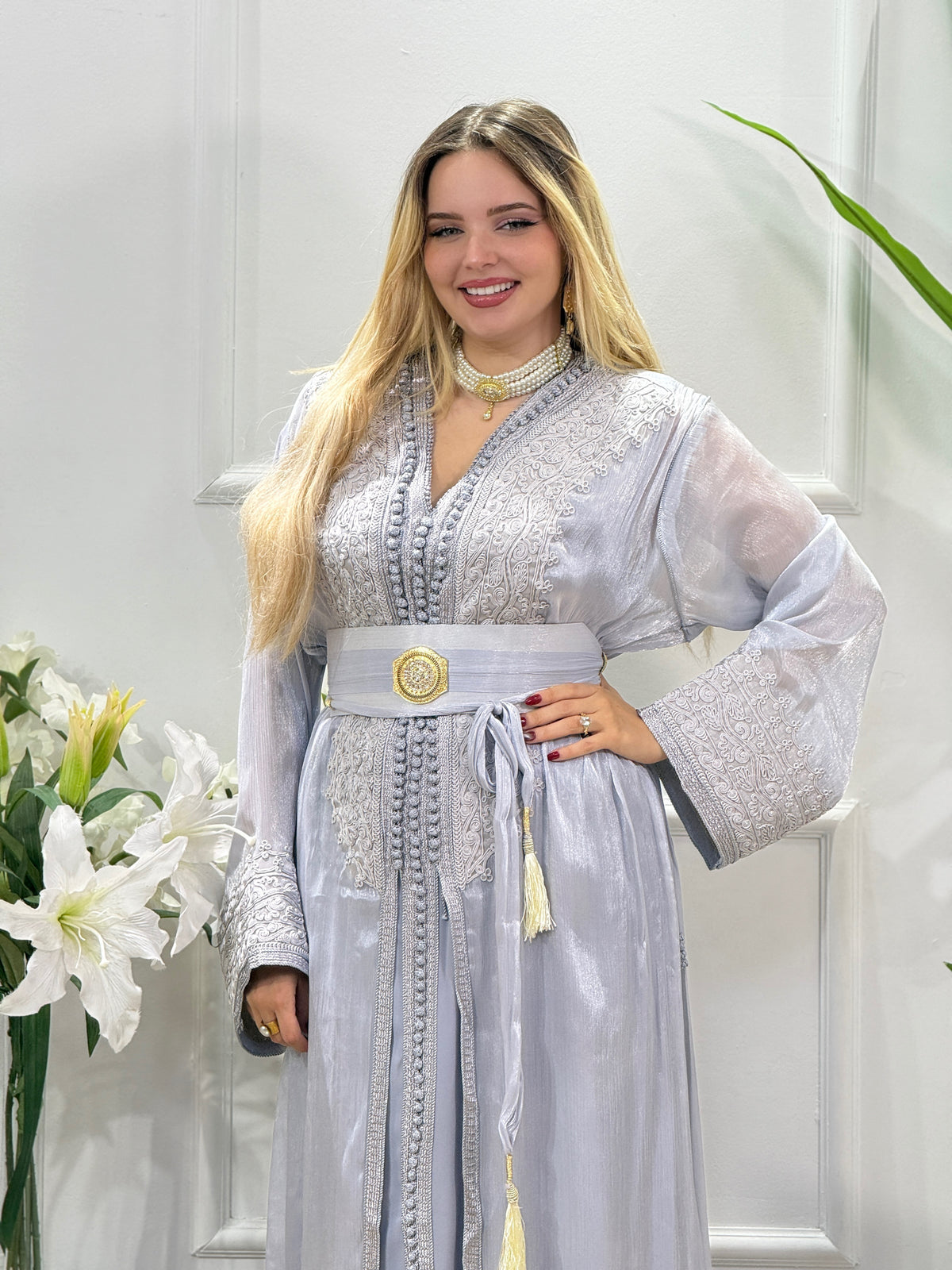 Caftan Farah gris perle en organza brodé, motifs géométriques – vue de face