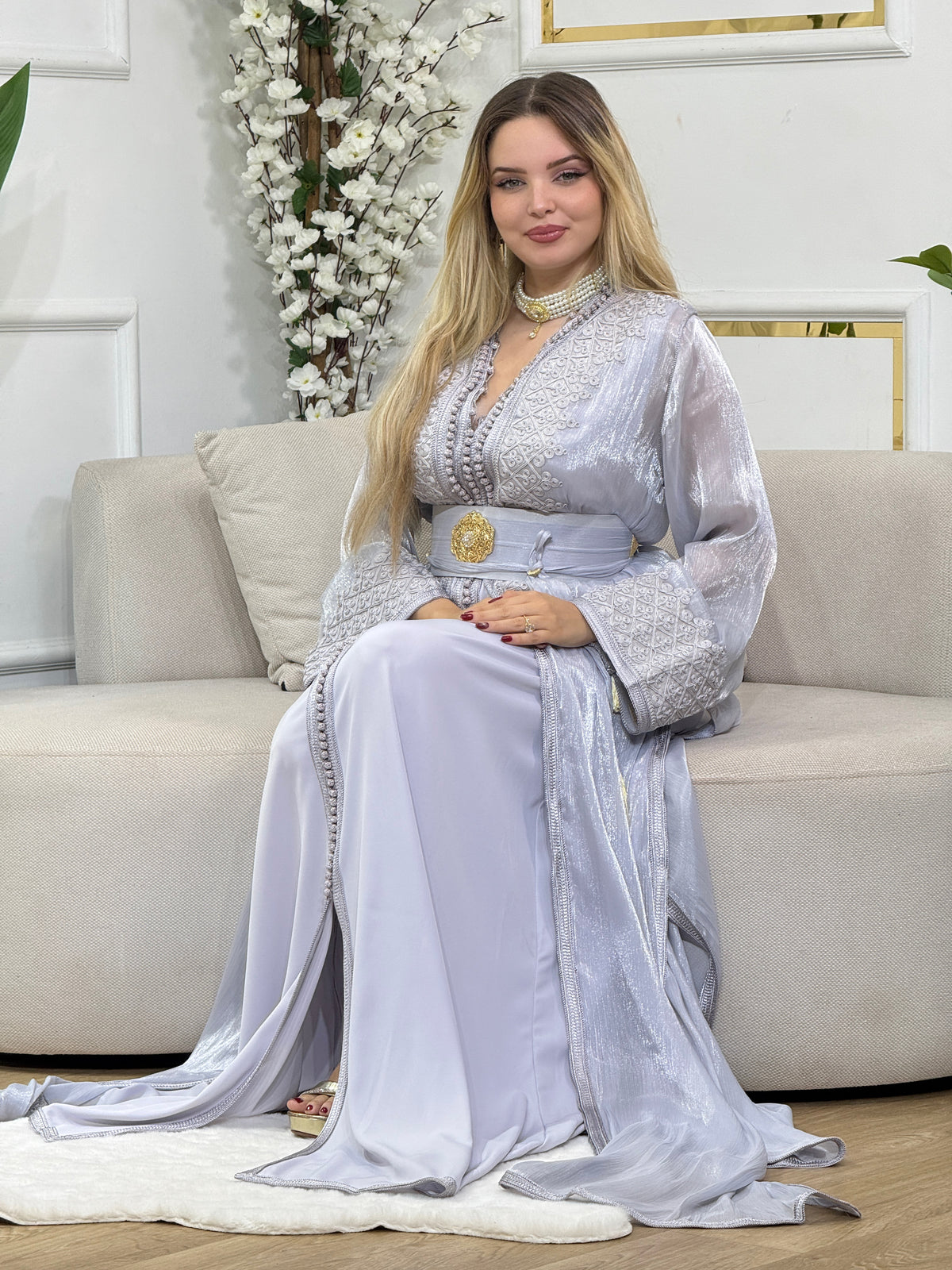 Caftan Farah gris porté assis, longue traîne en organza brodé