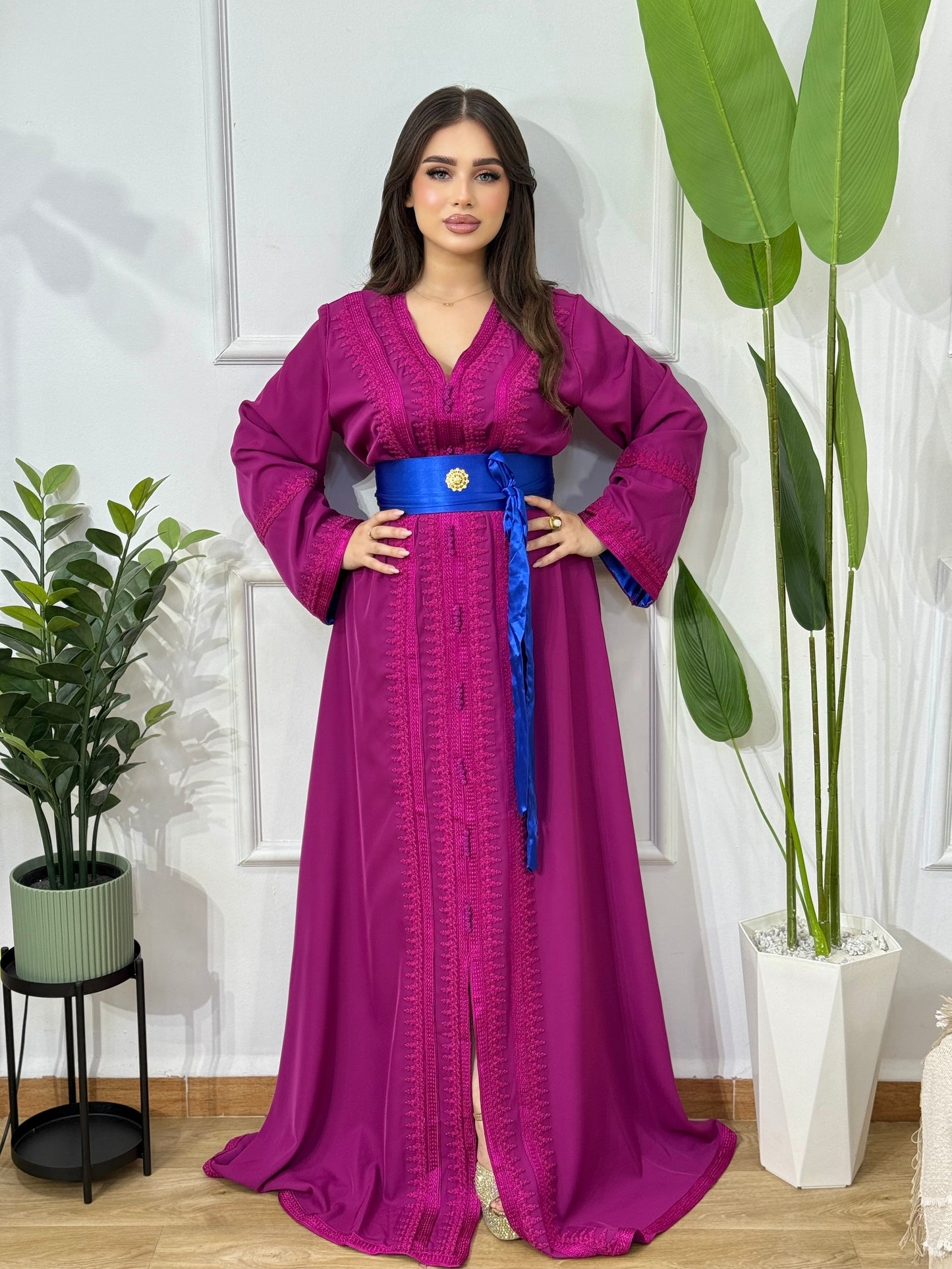 Caftan Bella Rose – Élégance et féminité en crêpe plazma