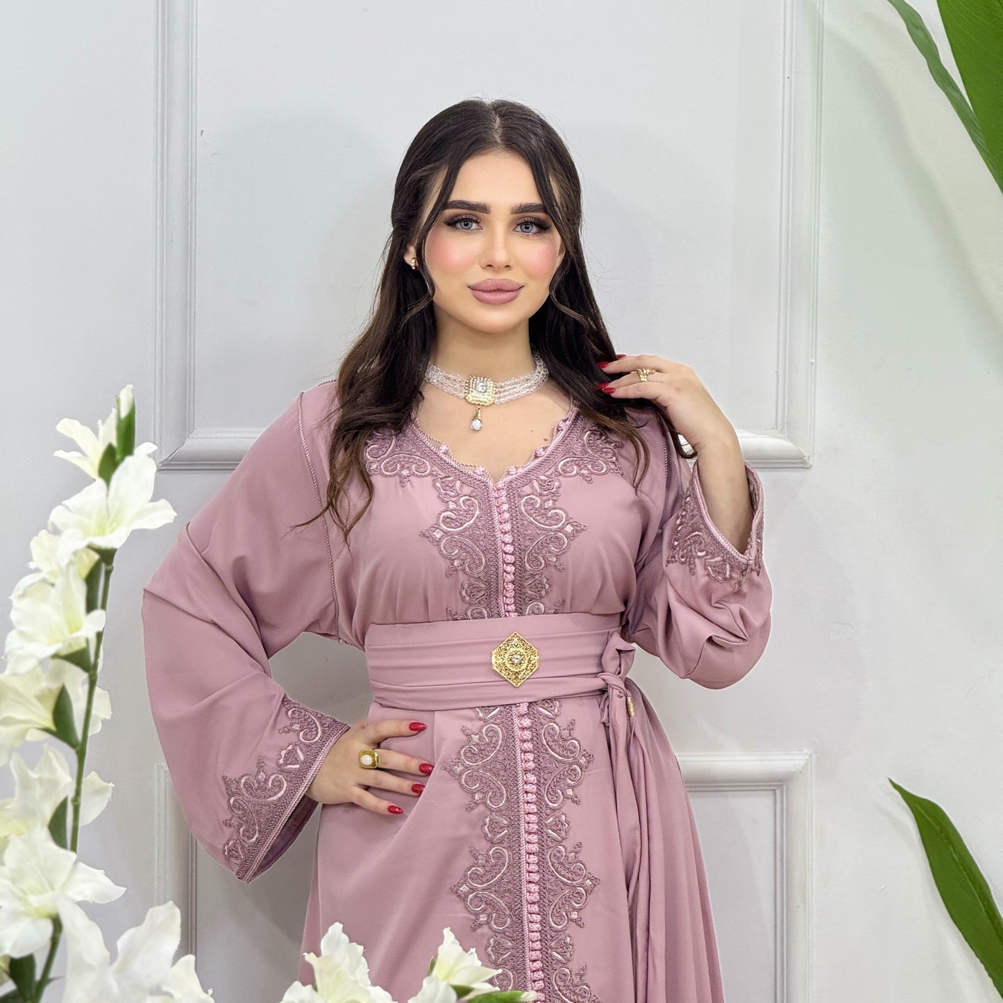 Caftan Assala en Crêpe – Élégance Brodée & Raffinement Intemporel