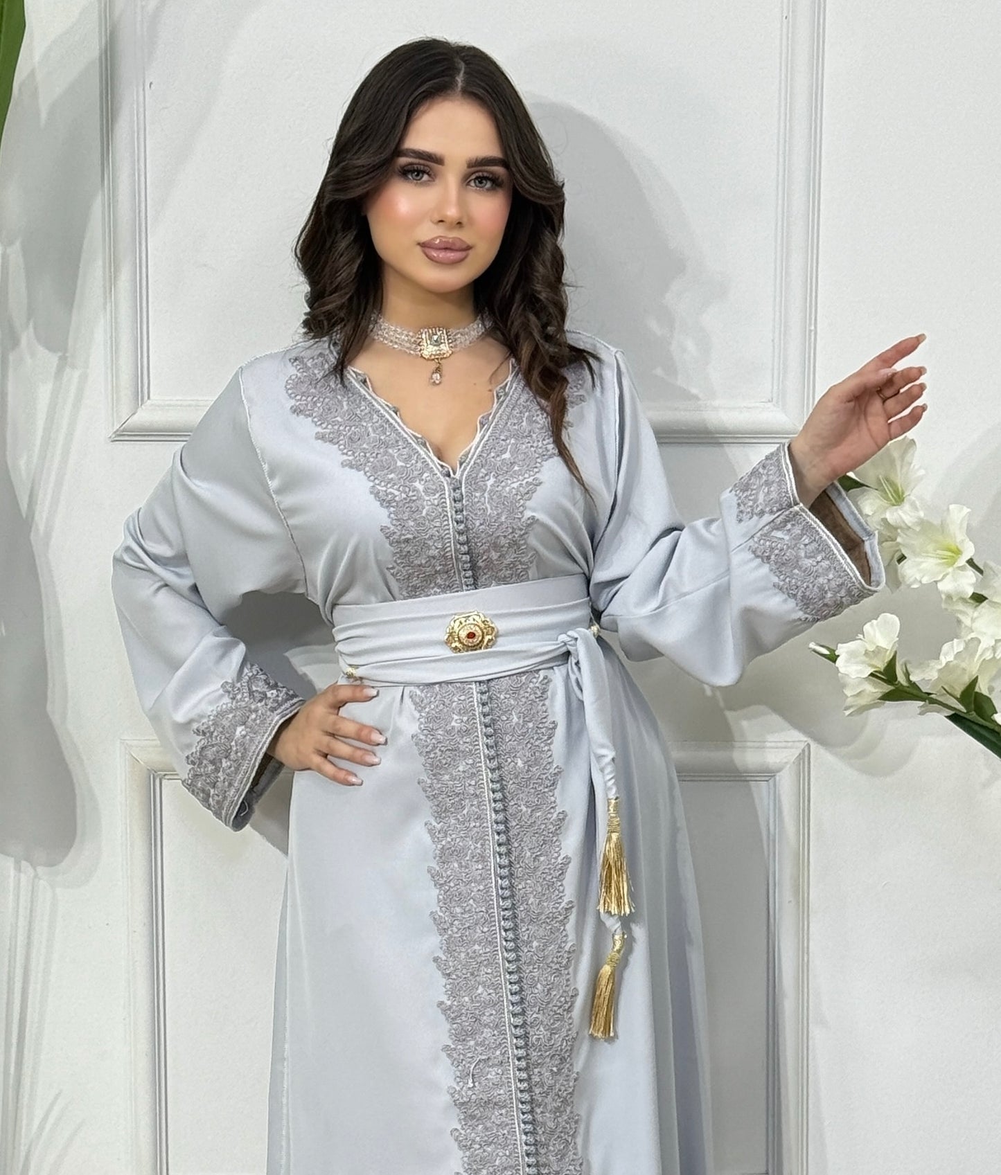 Caftan en Crêpe de Soie – Broderie Ton sur Ton & Ceinture Incluse