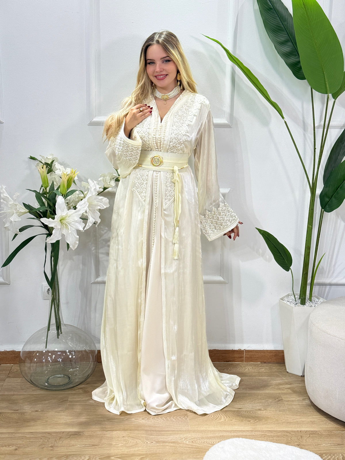 Caftan Farah blanc cassé en entier, coupe longue et ceinture assortie – CyLy