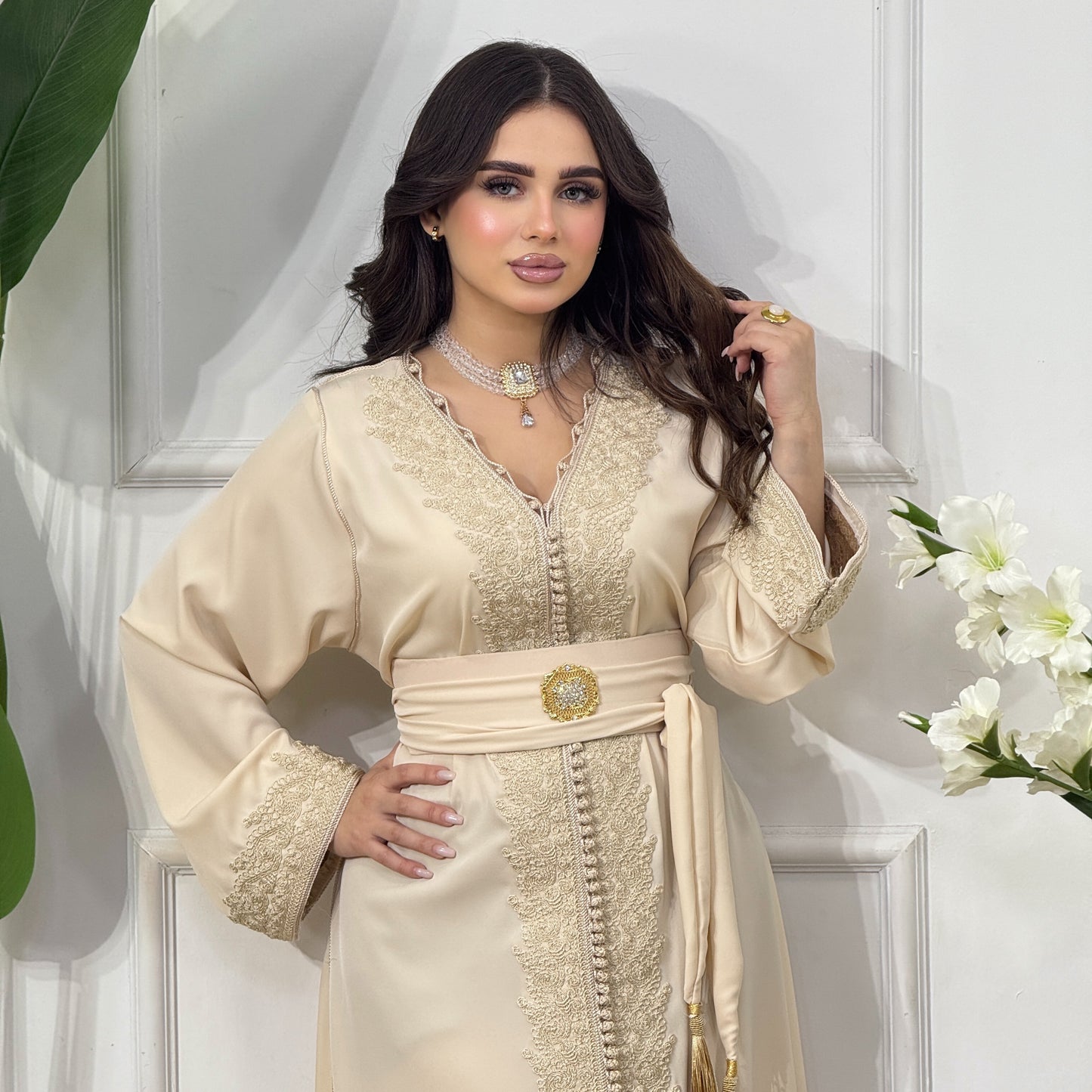 Caftan en Crêpe de Soie – Broderie Ton sur Ton & Ceinture Incluse