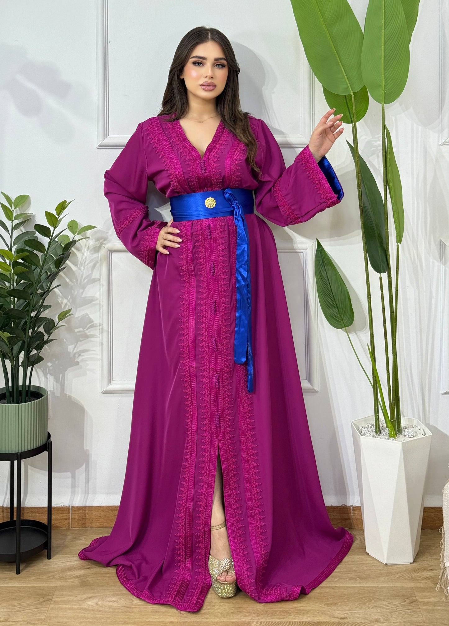 Caftan Bella Rose – Élégance et féminité en crêpe plazma