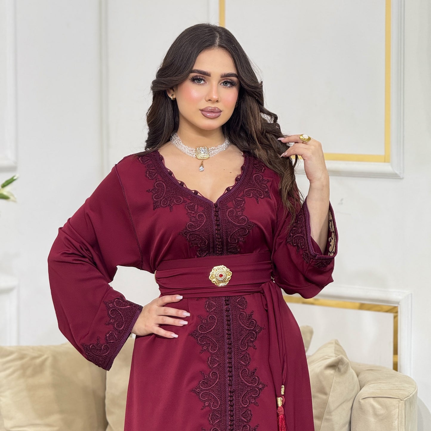 Caftan en Crêpe de Soie – Broderie Ton sur Ton & Ceinture Incluse