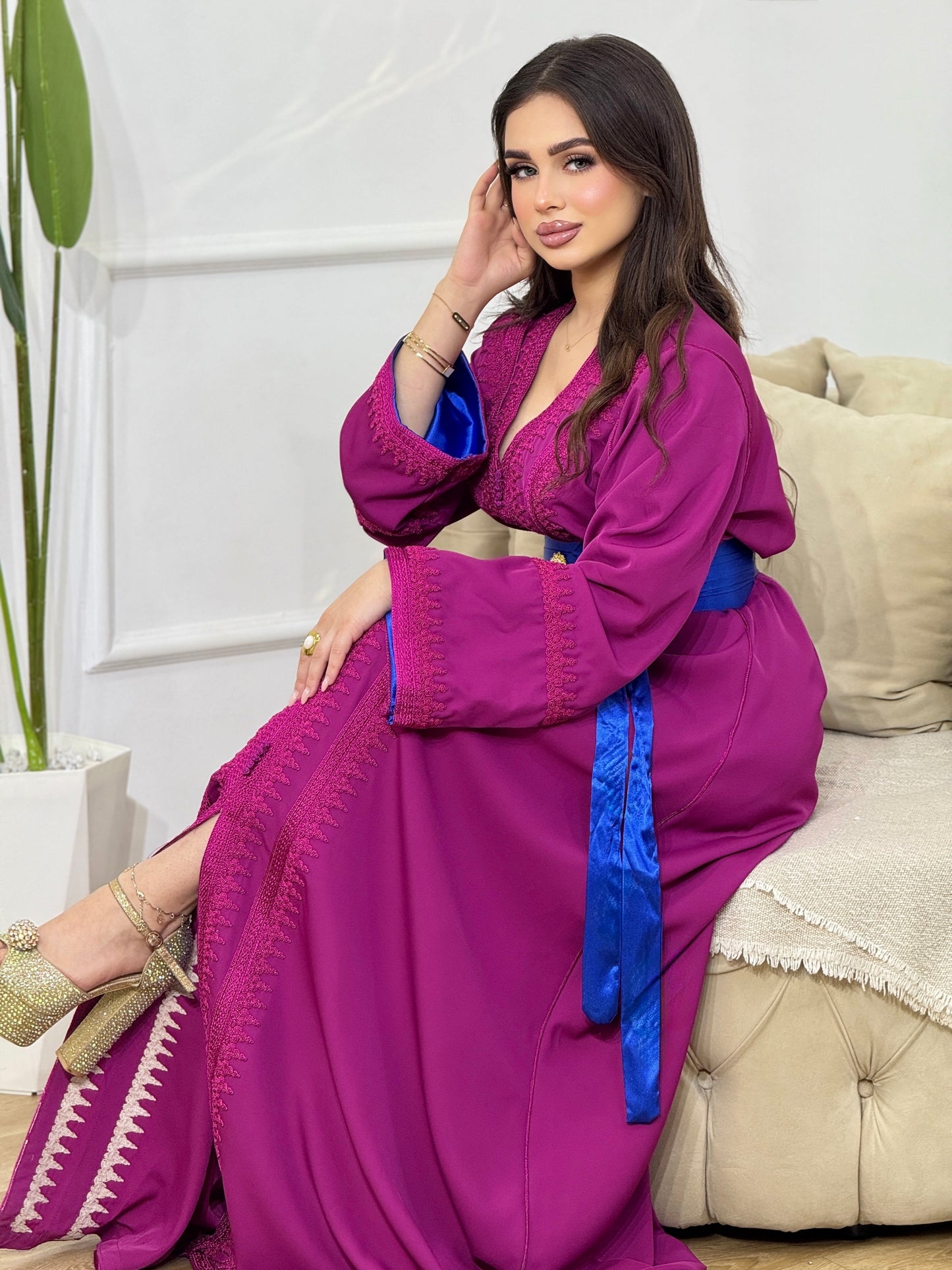 Caftan Bella Rose – Élégance et féminité en crêpe plazma