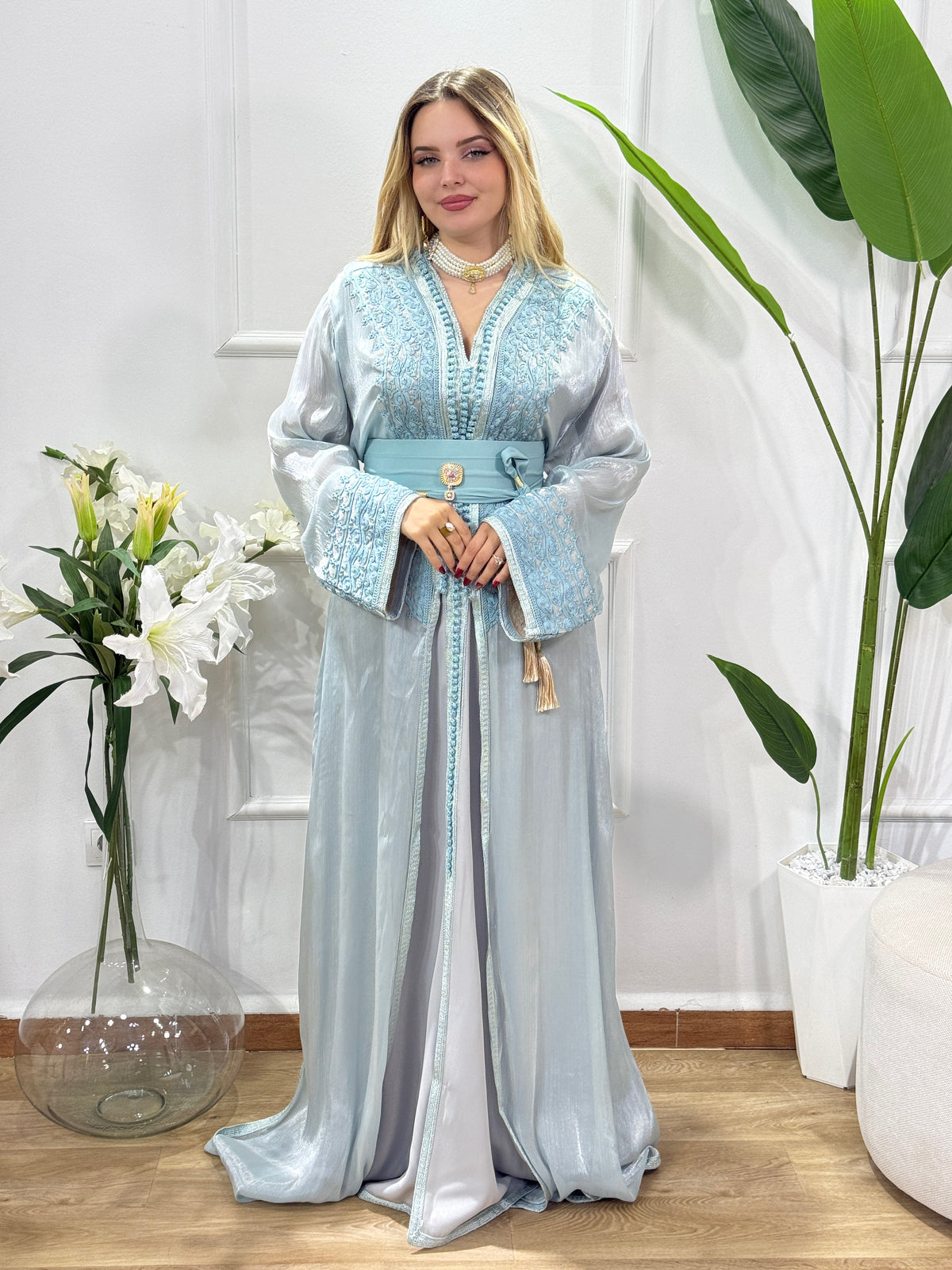 Caftan Farah bleu ciel en entier, coupe longue et ceinture assortie