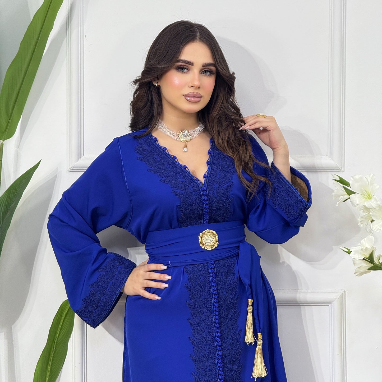 Caftan en Crêpe de Soie – Broderie Ton sur Ton & Ceinture Incluse