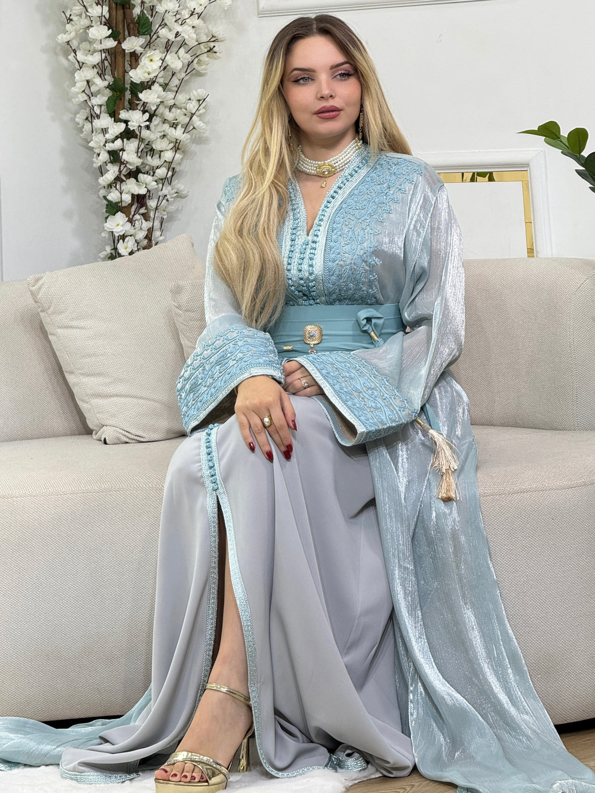 Caftan Farah bleu ciel porté assis, longue traîne en organza brodé